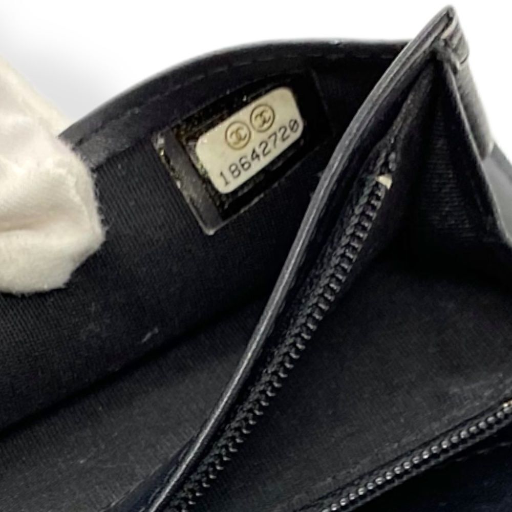 Chanel CC Yen Wallet in Quilted Patent Leather - Picture 3 of 11